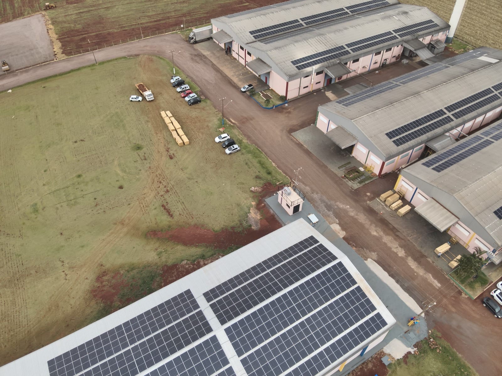 Usina solar em telhado industrial Carlu, vista aérea