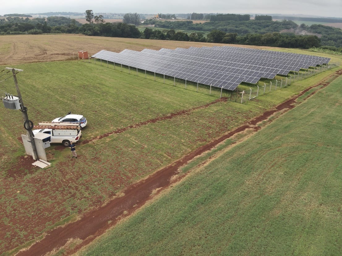 UFV Weber 300 kWp — engenheiro ao lado da subestação aérea