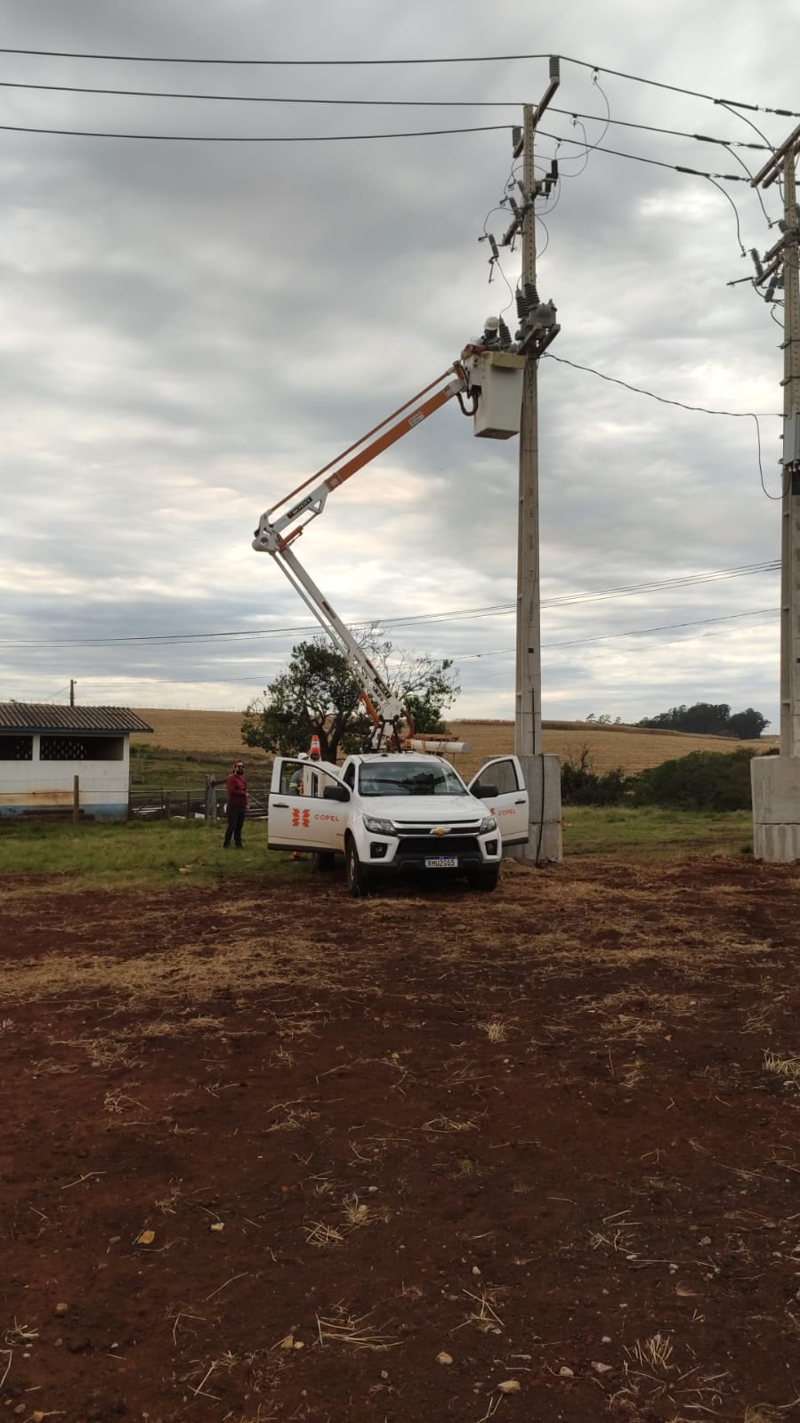 Equipe Copel instalando religador com caminhão munck durante homologação de usina solar