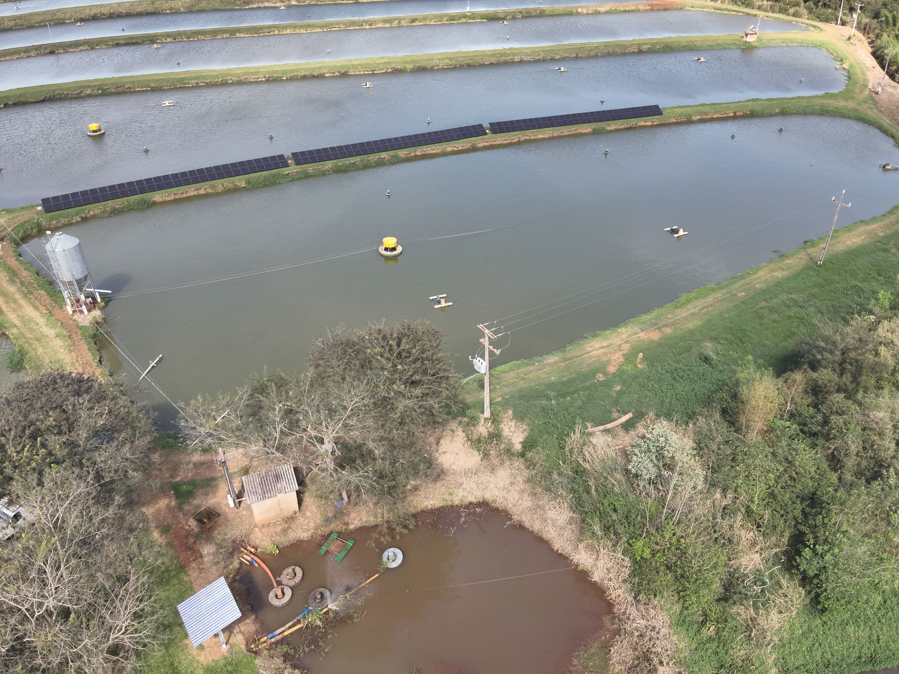 Vista aérea dos tanques de piscicultura e do segundo conjunto de painéis solares na Paturi