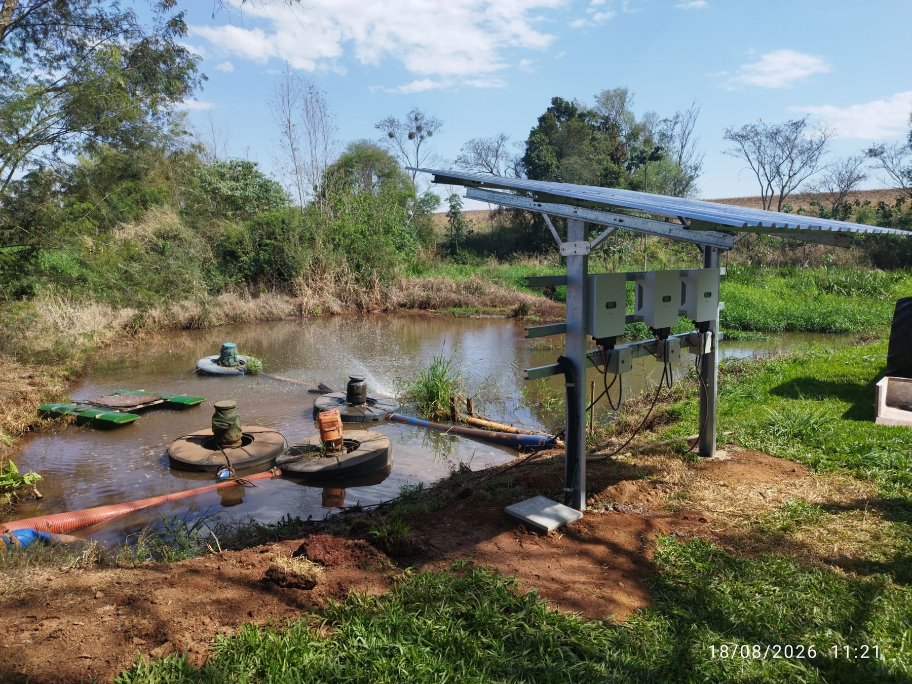 Conjunto de inversores e bombas solares instalados na lagoa da Paturi Piscicultura