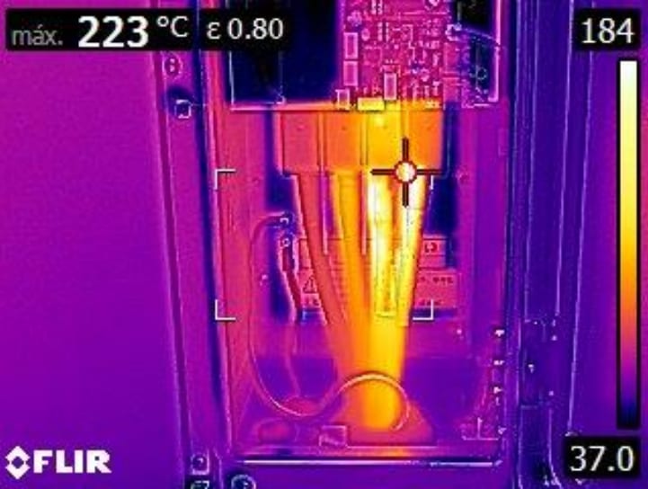 Termografia FLIR antes do retrofit — componente atingindo 223°C