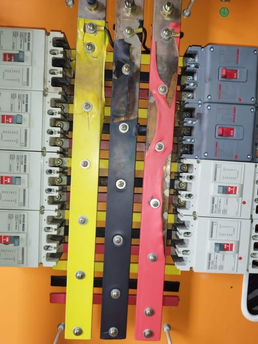 Quadro elétrico antes do retrofit — fiação desorganizada e sem proteções adequadas